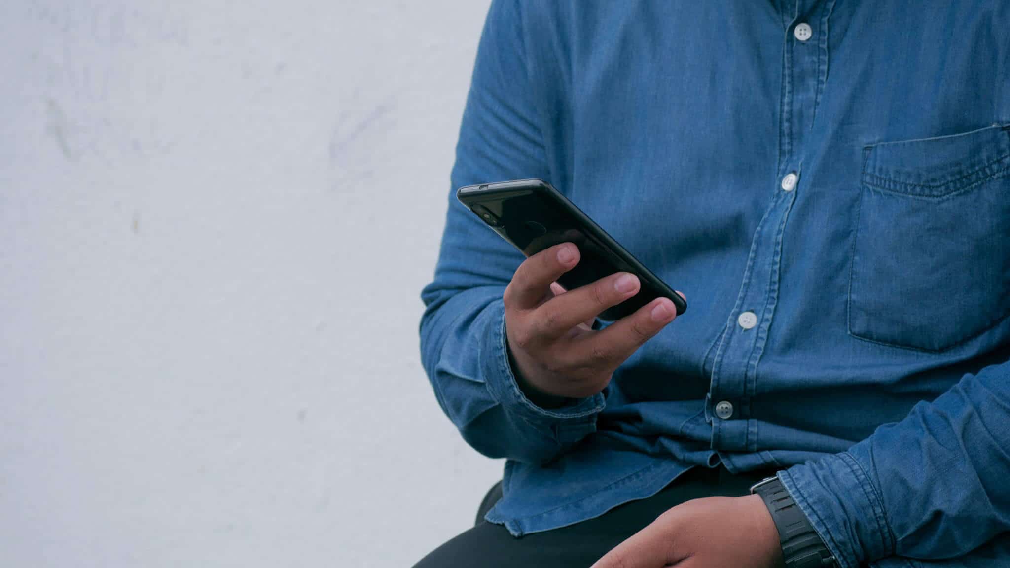 Close up of phone in man&#039;s hand